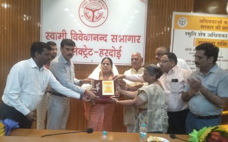 हरदोई न्यूज़: छः अधिवक्ताओं के आश्रितों को शाल, पुष्प, स्मृति चिन्ह एवं सहायता राशि प्रमाण पत्र प्रदान किये। 