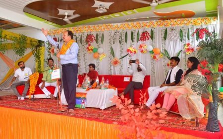 हरदोई न्यूज़: कवि सम्मेलन में कवियों ने बाँधा समां- पिता से उनकी पाई पाई  बांट लेते हैं। दर ओ दीवार  चारपाई  बांट लेते हैं। इतने  खुदगर्ज  हो  गए हैं अब बेटे....... 