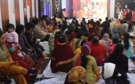 अयोध्या झूले राम सिया संग सरयू तीरे झूलनवा....राम की पैड़ी पर गूंजे कजरी,सावन और वर्षा गीत के साथ,झूलनोत्सव के रंग में रंगे श्रद्धालु ।