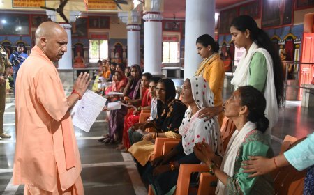 गोरखपुर न्यूज़: सीएम ने जनता दर्शन में सुनीं लोगों की समस्याएं- निर्देश: पात्रों को उपलब्ध कराएं पीएम-सीएम आवास योजना से पक्के मकान। 