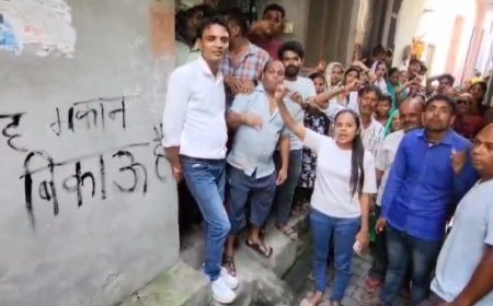 बिजनौर न्यूज़: युवती से छेड़छाड़- पुलिस द्वारा रिपोर्ट दर्ज न होने पर पीड़ित परिवार ने अपने मकान पर लिखवाया मकान बिकाऊ है। 