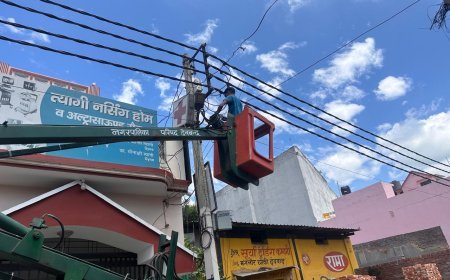 शोभायात्रा के लिए पालिका और विद्युत टीम ने सड़कों से हटवाए पोस्टर बैनर और बिजली के केबल
