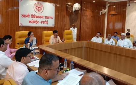 हरदोई आईएनए न्यूज़: जिलाधिकारी की अध्यक्षता में हुई ब्लॉक प्रमुखों व खण्ड विकास अधिकारियों की बैठक। 