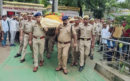 हरदोई आईएनए न्यूज़: एसपी नीरज कुमार जादौन एवं अन्य पुलिस कर्मियों ने पार्थिव शरीर को कंधा देकर दी  भावभीनी श्रद्धांजली।