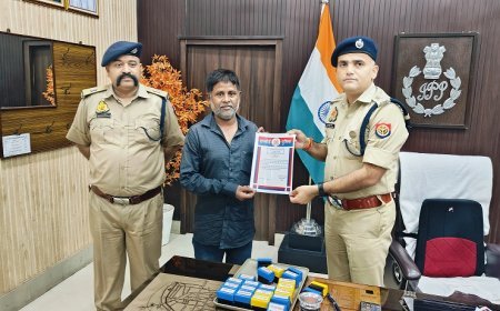 हरदोई आईएनए न्यूज़: एसपी नीरज कुमार जादौन ने पुलिस कर्मियों के लिए फरिश्ता बने मुजीब अंसारी, मो॰ अबरार, चंदन प्रसाद आदि को किया सम्मानित। 