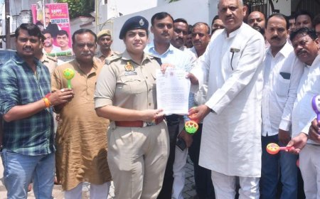 कानपुर: विधायक अमिताभ बाजपेई ने झुनझुना बजाकर जताया विरोध, कहा- मुख्यमंत्री ने दिया झूठ विकास कार्यों का झुनझुना