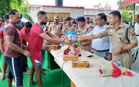 शाहजहांपुर आईएनए न्यूज़: डीएम ने महिला बंदियों से पूछा हाल चाल, महिला बंदियों ने बताया मिल रही है सारी सुविधाए। 