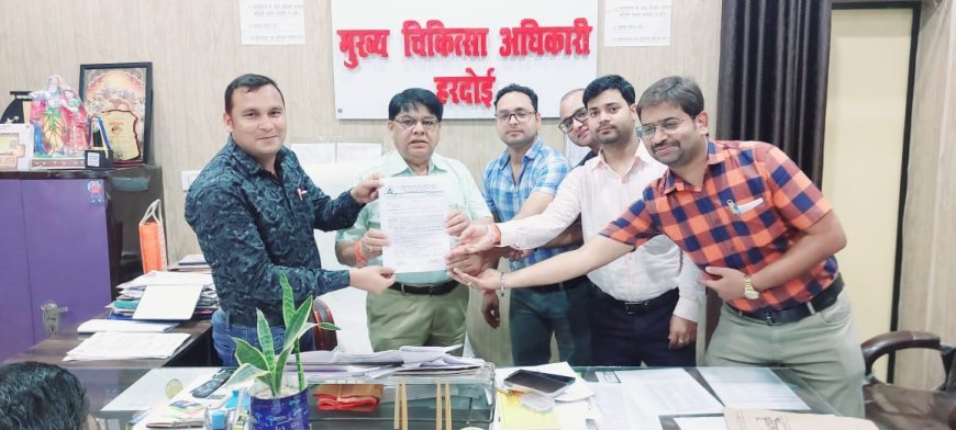 हरदोई: विभिन्न मांगों को लेकर CMO को सौपा मांगपत्र