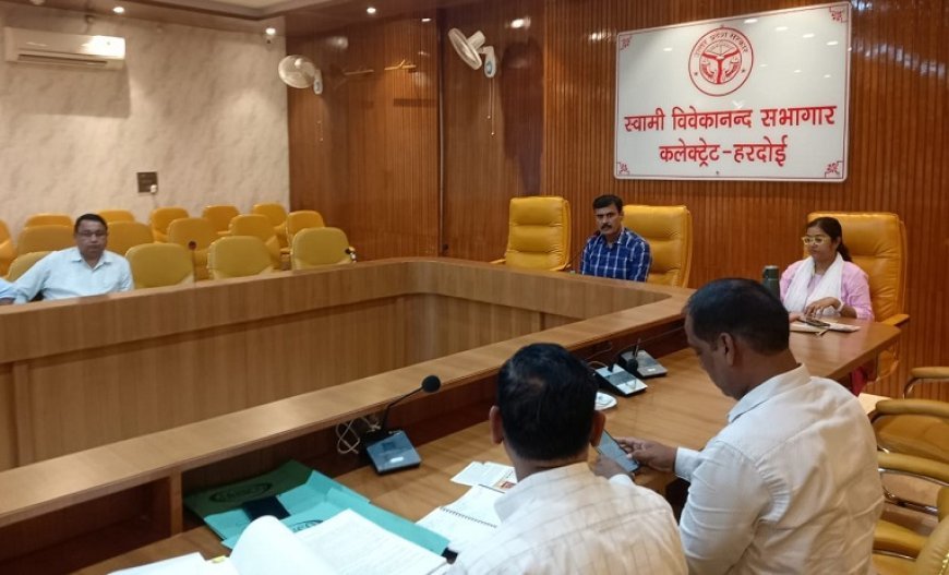 हरदोई न्यूज़: जिलाधिकारी की अध्यक्षता में हुई वंदन योजना की बैठक। 