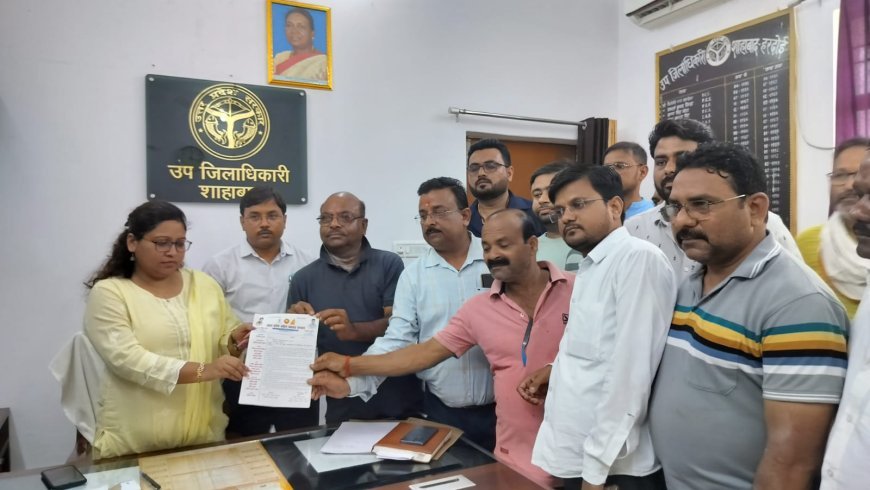 हरदोई न्यूज़: उत्तर प्रदेश उद्योग व्यापार संगठन ने उपजिलाधिकारी को दिया ज्ञापन।