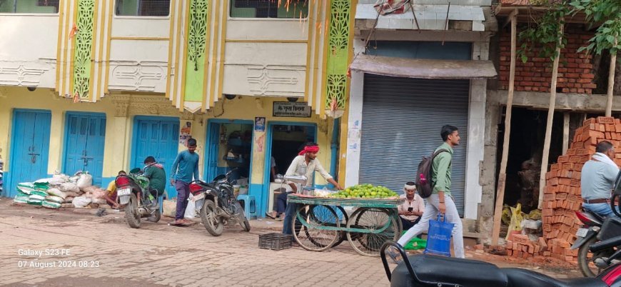 गाजीपुर न्यूज़: साप्ताहिक बंदी के दिन भी दुकानदार खोल रहे हैं धड़ल्ले से दुकान। 