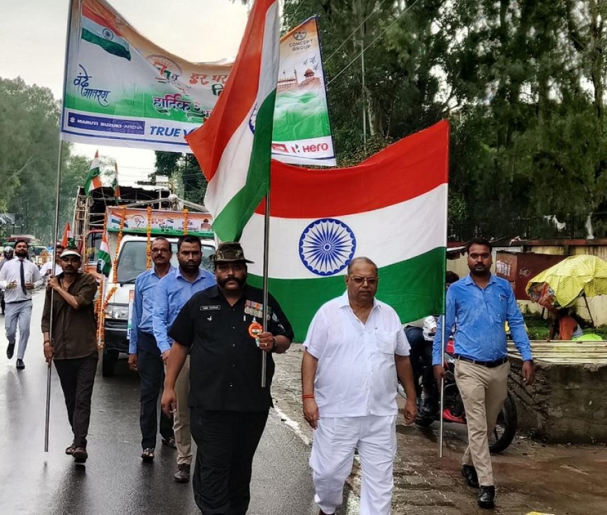 हरदोई न्यूज़: कॉन्सेप्ट ग्रुप के डायरेक्टर संजीव अग्रवाल की अगवानी में निकली गई  विशाल पैदल तिरंगा रैली।