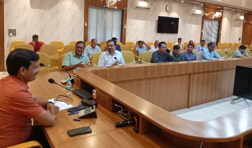 हरदोई न्यूज़: जिलाधिकारी की अध्यक्षता में हुई सड़क सुरक्षा समिति की बैठक। 