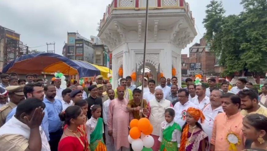 बलिया न्यूज़: परिवहन मंत्री ने शहीद पार्क चौक में किया ध्वजारोहण। 