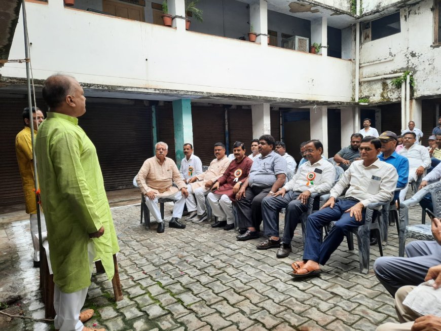 हरदोई न्यूज़: उद्योग व्यापार मंडल के समस्त पदाधिकारी और सदस्यों द्वारा नगर पालिका केंपस में बड़ी धूमधाम से मनाया गया स्वतंत्रता दिवस। 