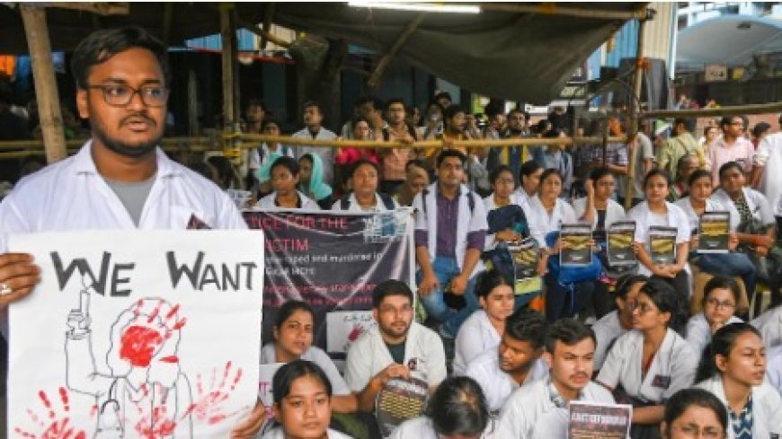 हरदोई न्यूज़: कोलकाता रेप- हत्याकांड: दूसरे दिन भी डॉक्टरों का प्रदर्शन जारी। 