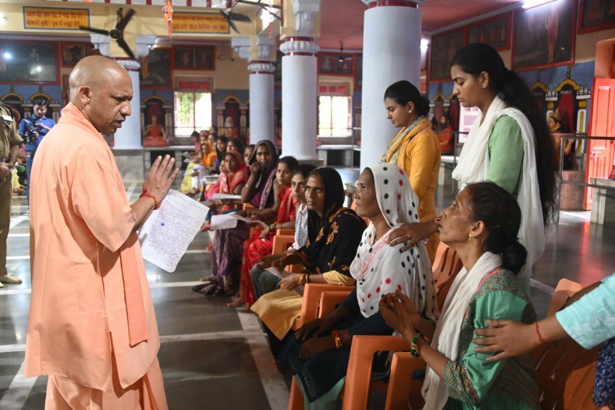 गोरखपुर न्यूज़: सीएम ने जनता दर्शन में सुनीं लोगों की समस्याएं- निर्देश: पात्रों को उपलब्ध कराएं पीएम-सीएम आवास योजना से पक्के मकान। 