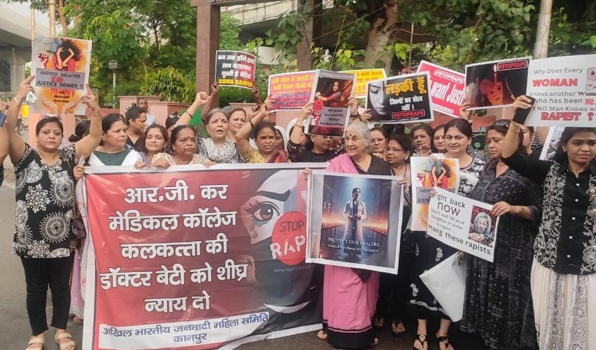 कानपुर न्यूज़: दुष्कर्म और हत्या के खिलाफ हैलट अस्पताल के पास गोल चौराहे पर विरोध-प्रदर्शन। 