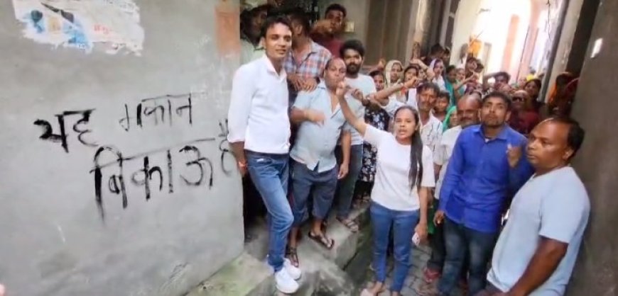 बिजनौर न्यूज़: युवती से छेड़छाड़- पुलिस द्वारा रिपोर्ट दर्ज न होने पर पीड़ित परिवार ने अपने मकान पर लिखवाया मकान बिकाऊ है। 