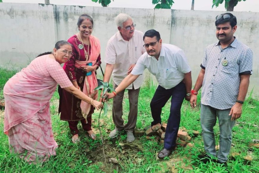 शाहजहांपुर न्यूज़: सहयोग संस्था ने मिलेनियम वर्ल्ड स्कूल में सीडीओ के साथ वृहद स्तर पर किया वृक्षारोपण। 
