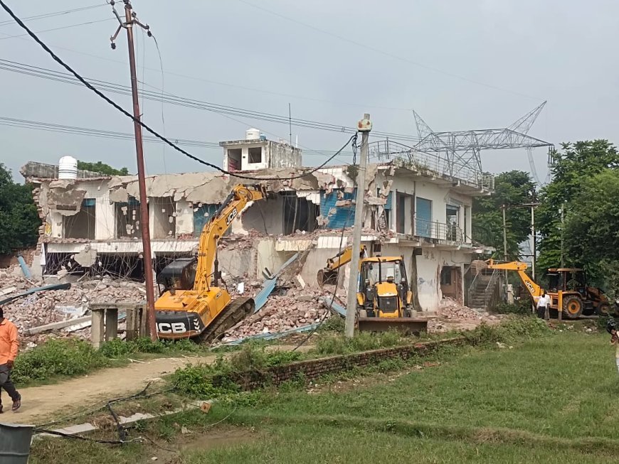 अयोध्या सामूहिक दुष्कर्म मामला: आरोपी के मल्टी कॉम्प्लेक्स पर चला योगी सरकार का बुलडोजर