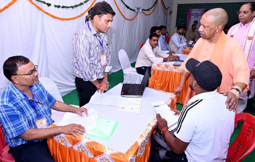 मुख्यमंत्री योगी आदित्यनाथ मुजफ्फरनगर में वृहद रोज़गार मेले में आए हुए प्रतिभागी छात्रों से स्टालों पर वार्तालाप एवं निरीक्षण करते हुए