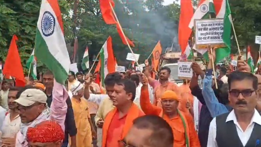 गाजीपुर। बांग्लादेश मे हिंदुओं पर अत्याचार के खिलाफ प्रदर्शन, हिंदुओं की सुरक्षा की उठायी मांग, जिला प्रशासन को सौंपा ज्ञापन।