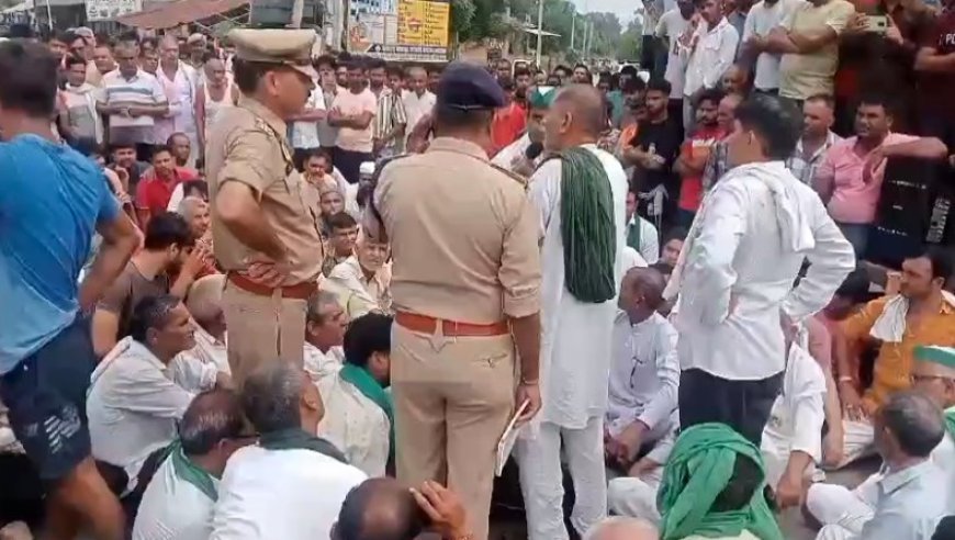 बिजनौर न्यूज़: किसान की मौत, गुस्साए ग्रामीणों ने सड़क पर शव को रखकर किया हँगामा। 