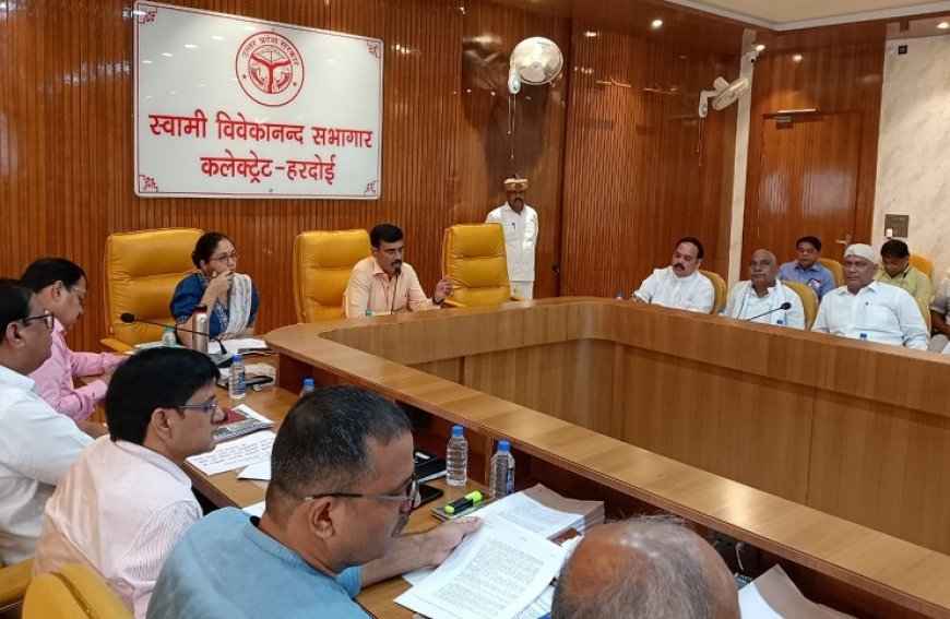 हरदोई आईएनए न्यूज़: जिलाधिकारी की अध्यक्षता में हुई ब्लॉक प्रमुखों व खण्ड विकास अधिकारियों की बैठक। 