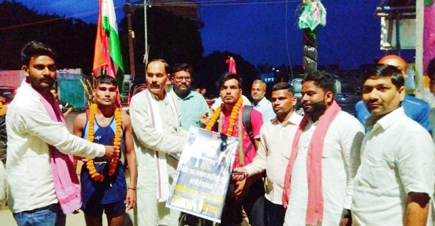 शाहजहांपुर आईएनए न्यूज़: सपा कार्यकर्ता साइकिल यात्रा पर निकले, जिला अध्यक्ष तनवीर खान ने किया स्वागत।