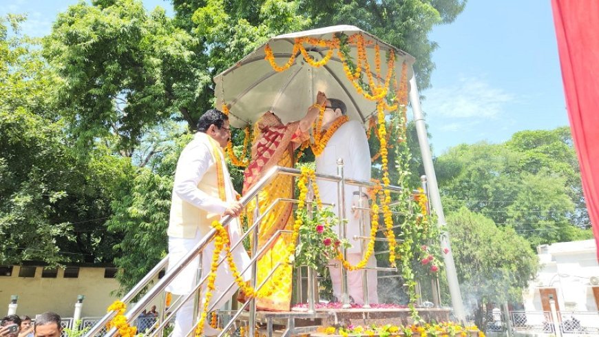 हरदोई आईएनए न्यूज़: पुण्यतिथि पर याद आए बाबू श्रीशचंद्र अग्रवाल, जिला पंचायत परिसर मे दी गई भावभीनी श्रद्धांजलि। 