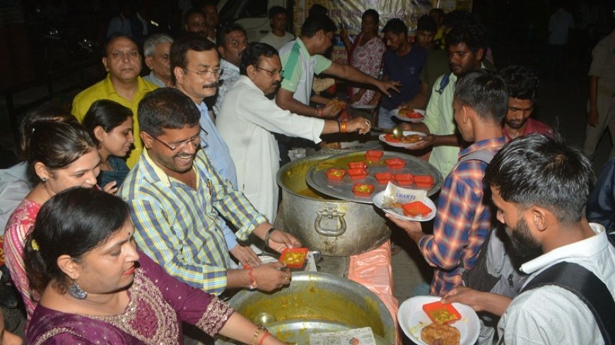 हरदोई आईएनए न्यूज़: एस० एस० एन ० जनकल्याण समिति के बैनर तले पुलिस भर्ती के अभ्यर्थियों को लंच पैकेट वितरित किये। 
