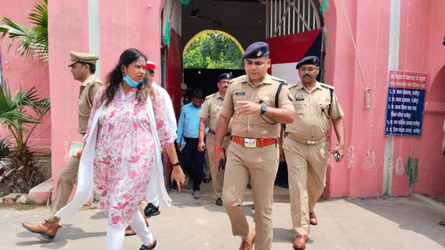 गाजीपुर आईएनए न्यूज़:- डीएम-एसपी ने किया जिला कारागार का स्थलीय निरीक्षण, बोलीं डीएम- किसी भी दशा में जेल के अंदर नहीं जाने पाए मोबाइल। 