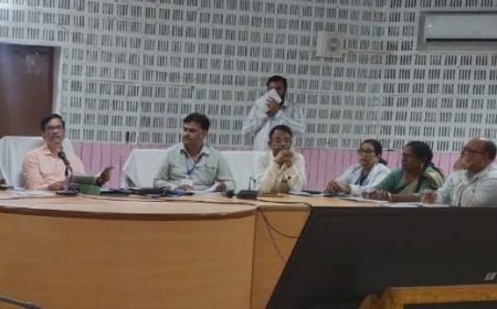 बलिया: जिलाधिकारी ने की स्वास्थ्य विभाग की योजनाओं की समीक्षा 