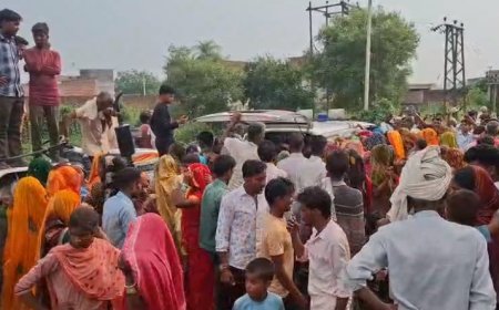 सम्भल आईएनए न्यूज़: लाइनमैन की मौत से गुस्साए लोगों ने किया बिजलीघर का घेराव ।