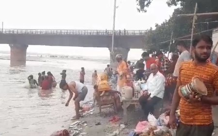 संभल आईएनए न्यूज़: सोमवती अमावस्या पर श्रद्धालुओं ने गंगा में लगाई आस्था की डुबकी। 