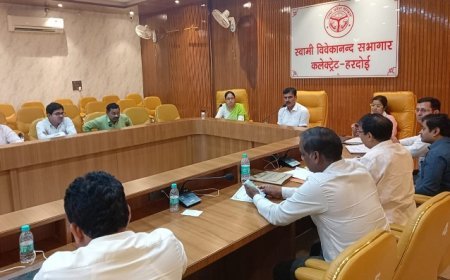 हरदोई आईएनए न्यूज़: जिलाधिकारी ने की कार्यक्रम विभाग की बैठक। 