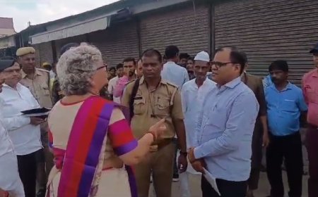 कानपुर आईएनए न्यूज़: परेड ग्राउंड के बाहर फुटपाथ 6मीटर का सड़क 7 मीटर की, महापौर की गाड़ी एक्सीडेंट होते बचा। 