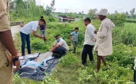 बिजनौर आईएनए न्यूज़: नहर की झाल में फंसा पड़ा 5 वर्ष एक बच्चे का मिला शव, पुलिस ने निकाला। 
