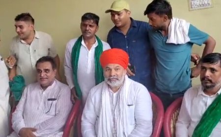 बिजनौर आईएनए न्यूज़: गुलदार के हमले से हुई मौत पर शोक व्यक्त करने मृतक के घर पहुंचे किसान यूनियन के राष्ट्रीय प्रवक्ता राकेश टिकेत। 