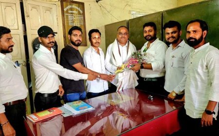 शाहजहांपुर आईएनए न्यूज़: शिक्षक दिवस के अवसर पर अधिवक्ता शिक्षक आशीष त्रिपाठी को किया सम्मानित। 