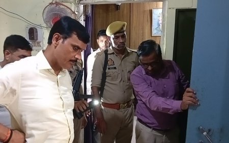 हरदोई: कूड़े में मिलीं लोगों की उम्मीदों की फाइलें, डीएम बिफरे...