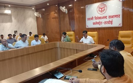 Hardoi News : जिलाधिकारी ने खण्ड विकास अधिकारी कछौना को लगाई कड़ी फटकार, टेंडरिंग में लापरवाही करने पर बीडीओ को चेतावनी जारी करने के निर्देश। 