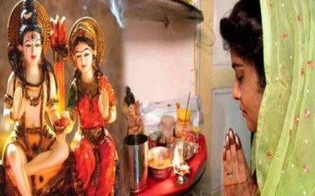 Varanasi News: हरितालिका तीज पर महिलाओ पति की लंबी उम्र के लिए की शिव पार्वती की पूजा, हाथों में मेंहन्दी रचाकर दिनभर रखा निर्जला व्रत।