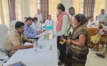 Mau News: डीएम के नेतृत्व में संपूर्ण समाधान दिवस में कुल 91 शिकायतों में से 12 का हुआ तत्काल निस्तारण, 6 टीमें मौके पर भेजी गई।