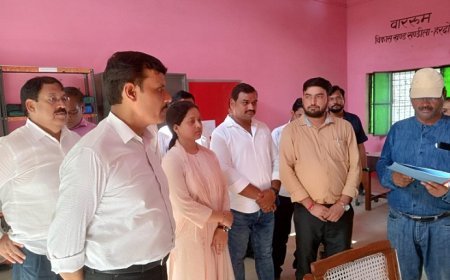 Hardoi News: जिलाधिकारी ने ADO समाज कल्याण को आँकड़ों की सम्पूर्ण जानकारी न होने पर लगाई कड़ी फटकार। 