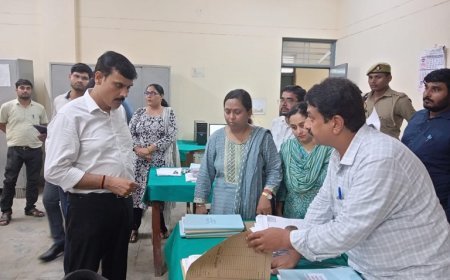 Hardoi News: डीएम ने किया तहसील संडीला का गहन निरीक्षण- अव्यवस्थाओं पर जताई नाराजगी, कानूनगो को लगाई कड़ी फटकार। 