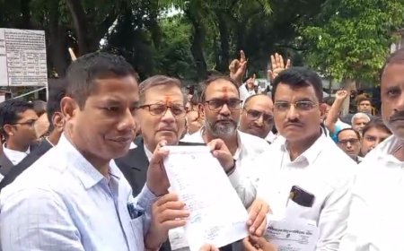 Ballia News:महिला अधिवक्ता कि हत्या के विरोध में अधिवक्ताओं ने कलेक्ट्रेट में किया जोरदार प्रदर्शन। 