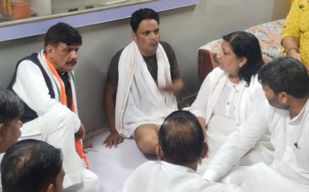 कासगंज महिला एड. मर्डर केस: कांग्रेस महिला प्रदेश सचिव व एड. मंजूलता मित्रा ने परिजनों को ढांढस बंधाया