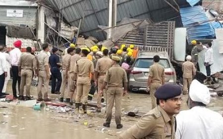 सीएम योगी ने सरोजनीनगर हादसे का लिया संज्ञान, आलाधिकारियों को राहत कार्यों के लिए मौके पर भेजा